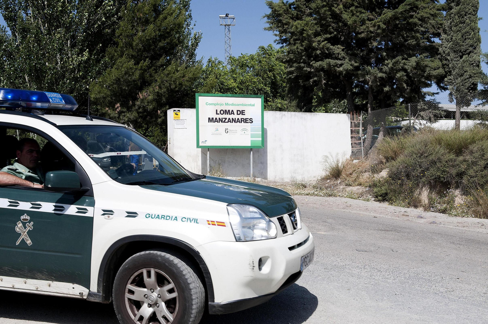 Un vehículo de la Guardia Civil en la entrada de la planta de residuos de Alhendín