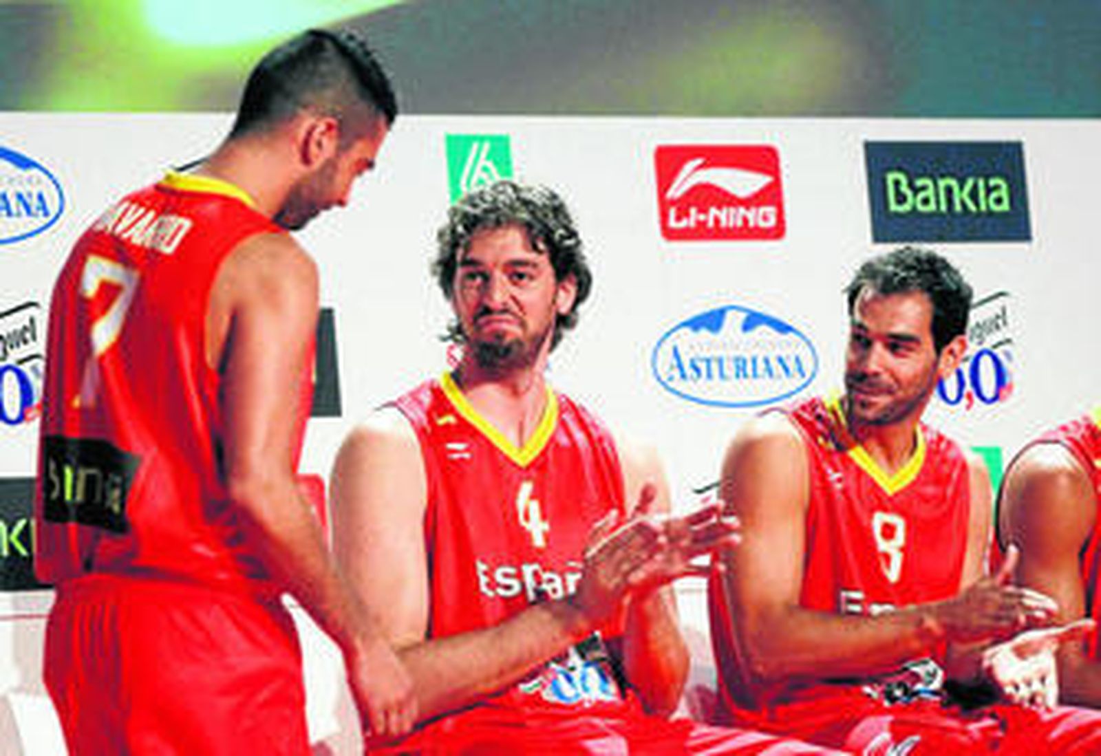 Pau Gasol y Calderón aplauden durante la presentación de Navarro.
