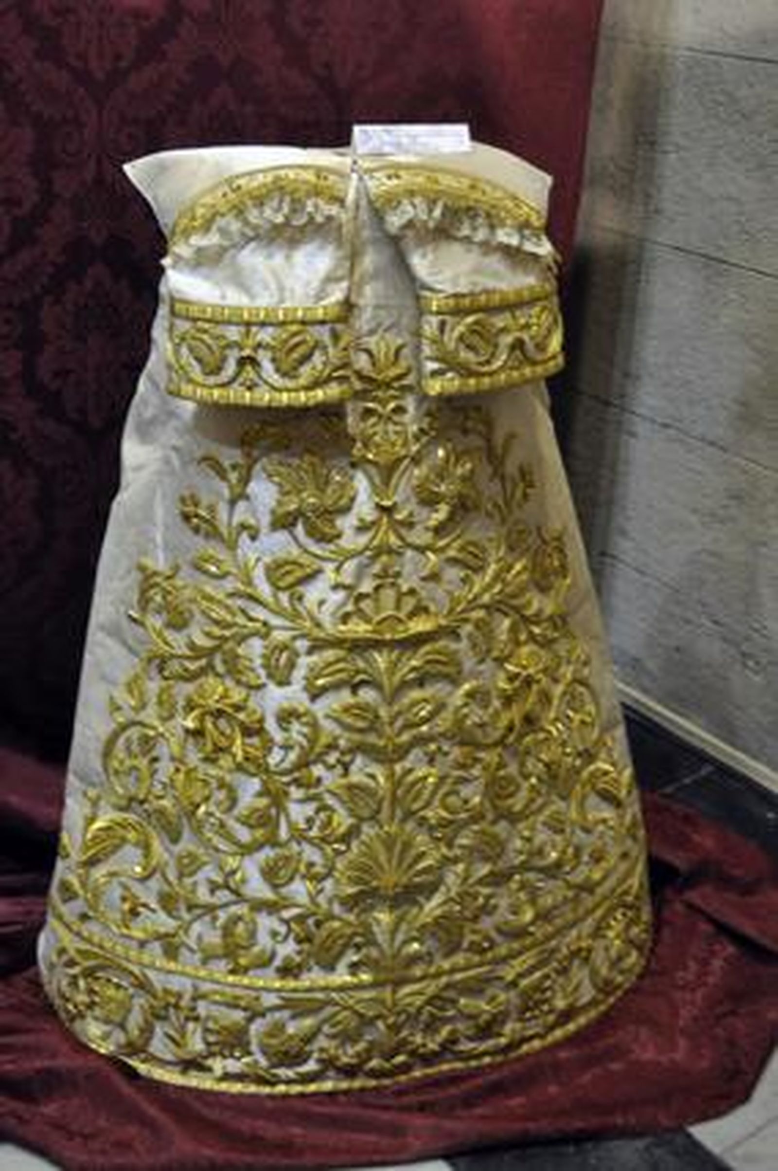 Restauración del manto de la Virgen de Loreto de San Isidoro