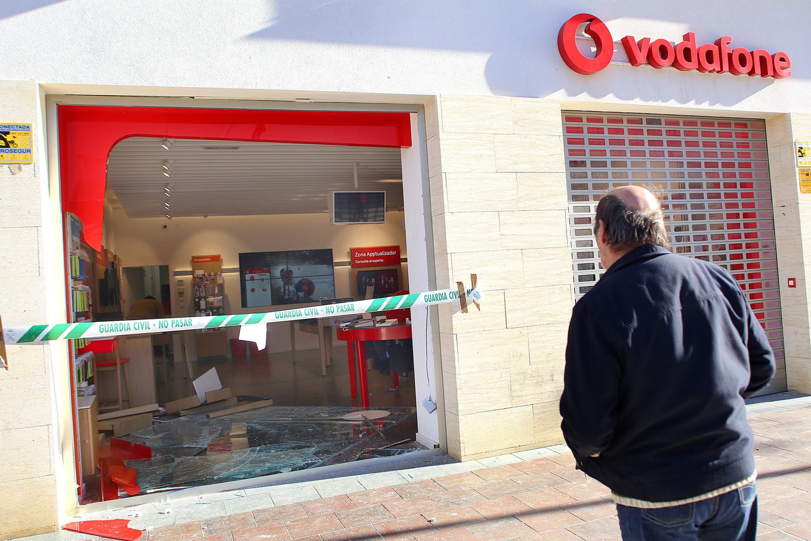 Imagen de los destrozos en la tienda de telefonía.