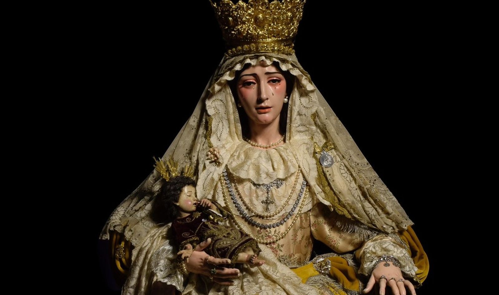 La Virgen del Dulce Nombre, sedente y con el Niño recién nacido