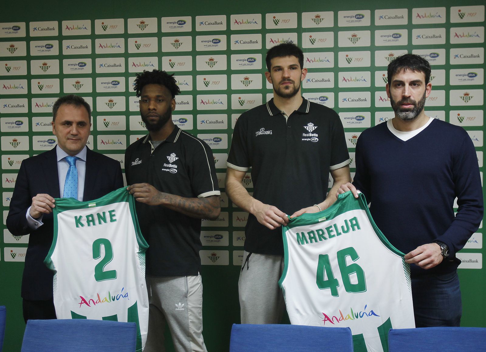Kane y Marelja posan con sus camisetas.