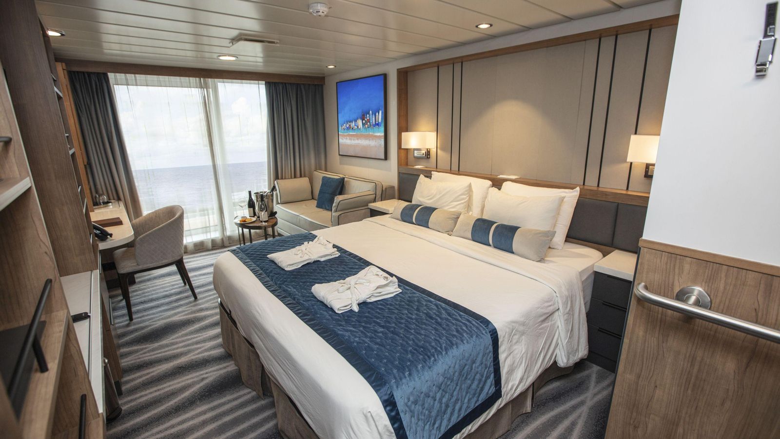 Una de las suites con las que contará el Ocean Victory, crucero con el que se podrá conocer buena parte de los puertos andaluces