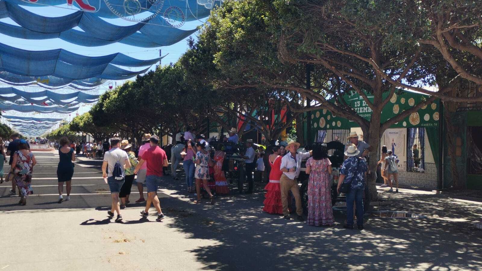 Transeúntes esperando a entrar en las casetas.