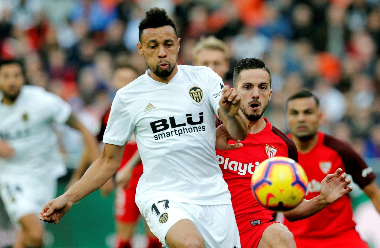 Sarabia hostiga a Coquelin durante el Valencia-Sevilla.