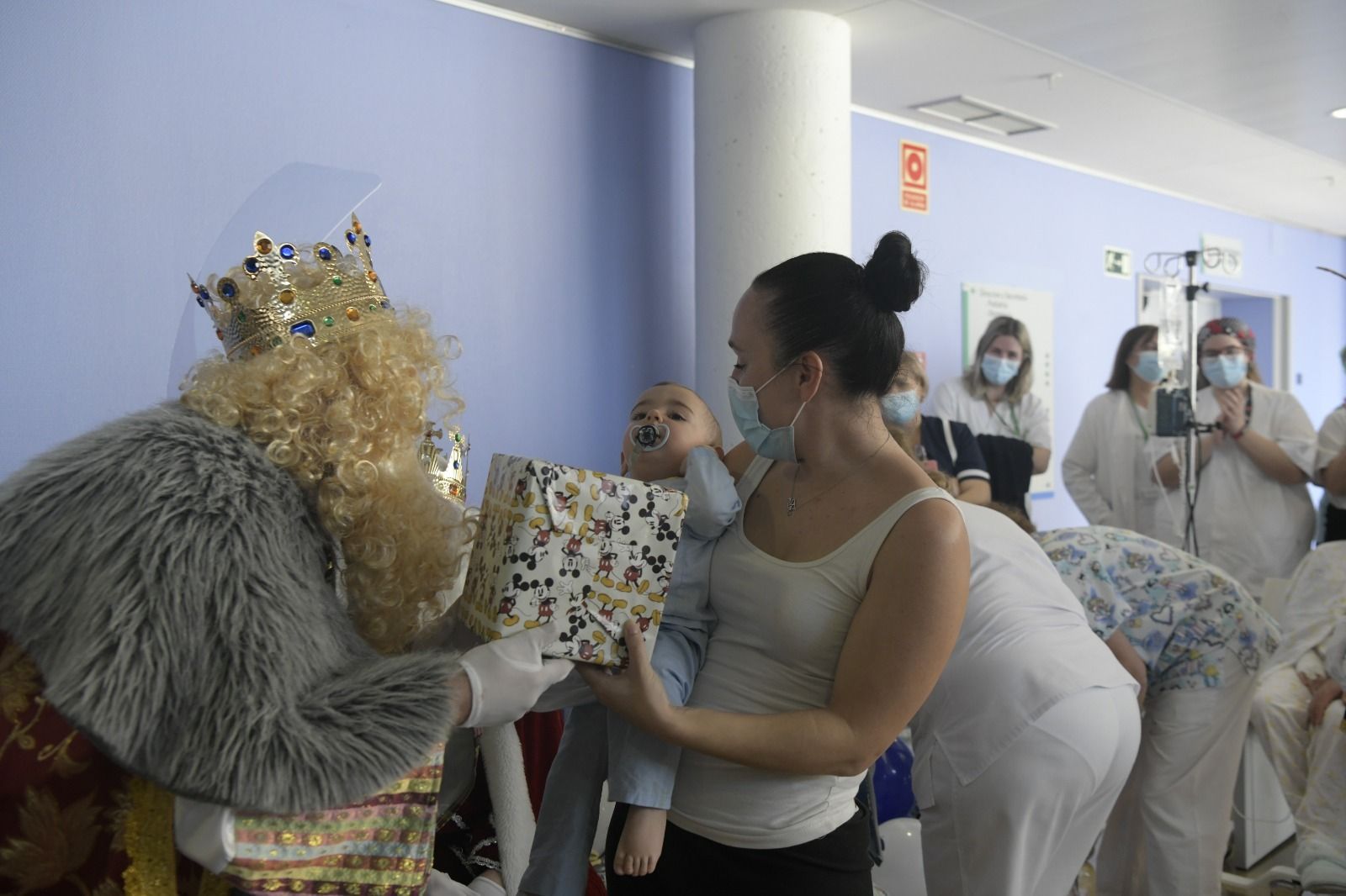 Así ha sido la visita de los Reyes Magos a los niños hospitalizados en el Hospital San Cecilio de Granada