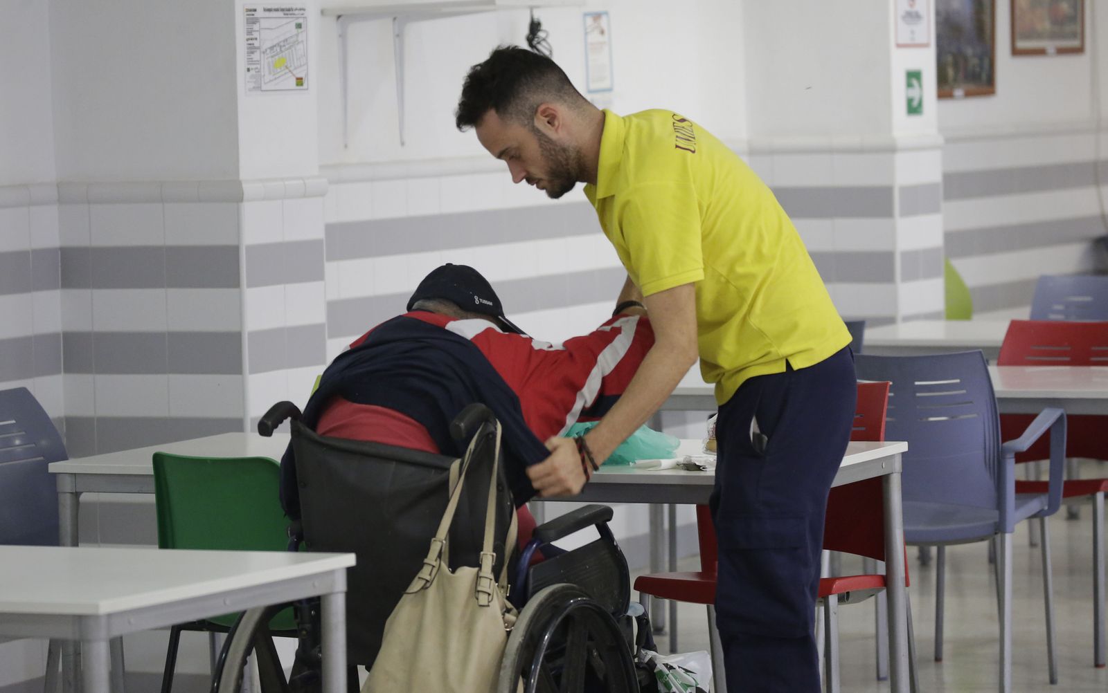 Un trabajador de la Umies (Unidad Municipal de Emergencias Sociales y Exclusión Social) atiende a un usuario, en una imagen de archivo antes de la pandemia.