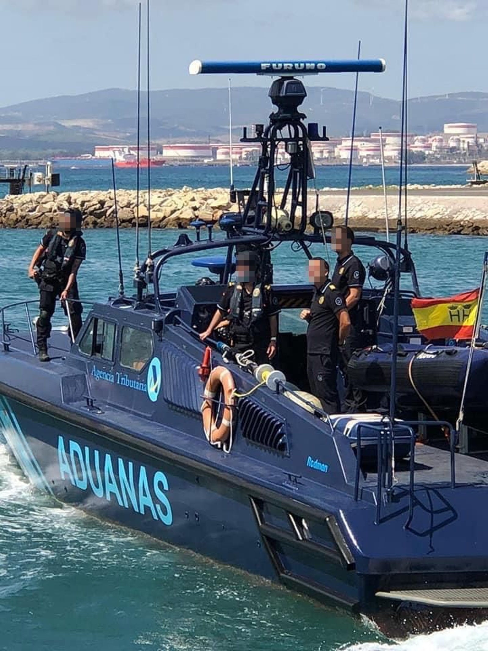 La patrullera de Aduanas, cerca del Puerto de Gibraltar.
