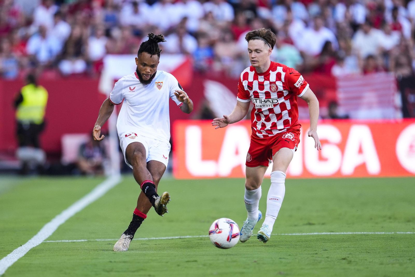 Ejuke y Tsygankov en el Sevilla-Girona de la primera vuelta.