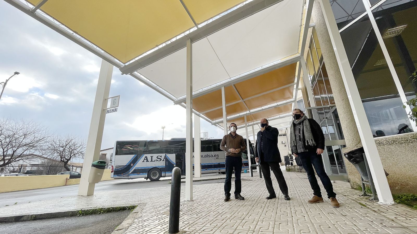 Todos instalados en la zona exterior.