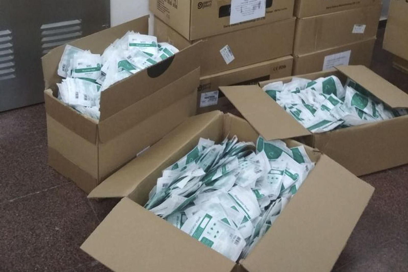Cajas con mascarillas.