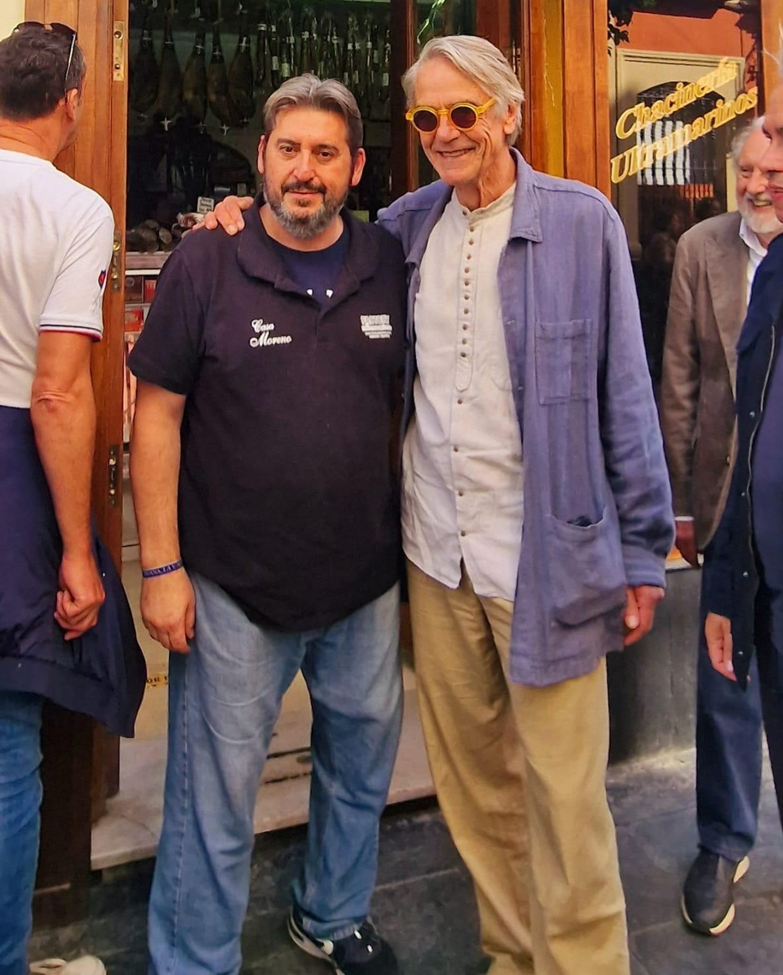 Jeremy Irons y Emilio frente a Casa Moreno en Sevilla