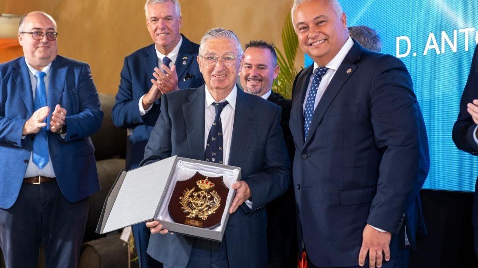 Domingo Villero con Antonio Estudillo, premio extraordinario a la fidelidad del colegio durante toda su vida profesional.