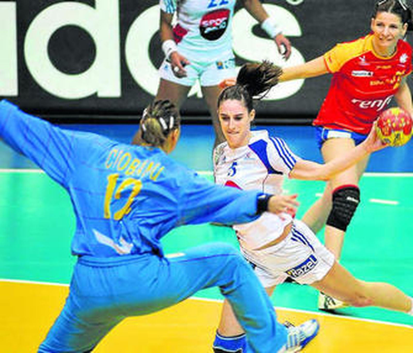 La francesa Ayglon se lanza ante la portera española, Ciobanu.