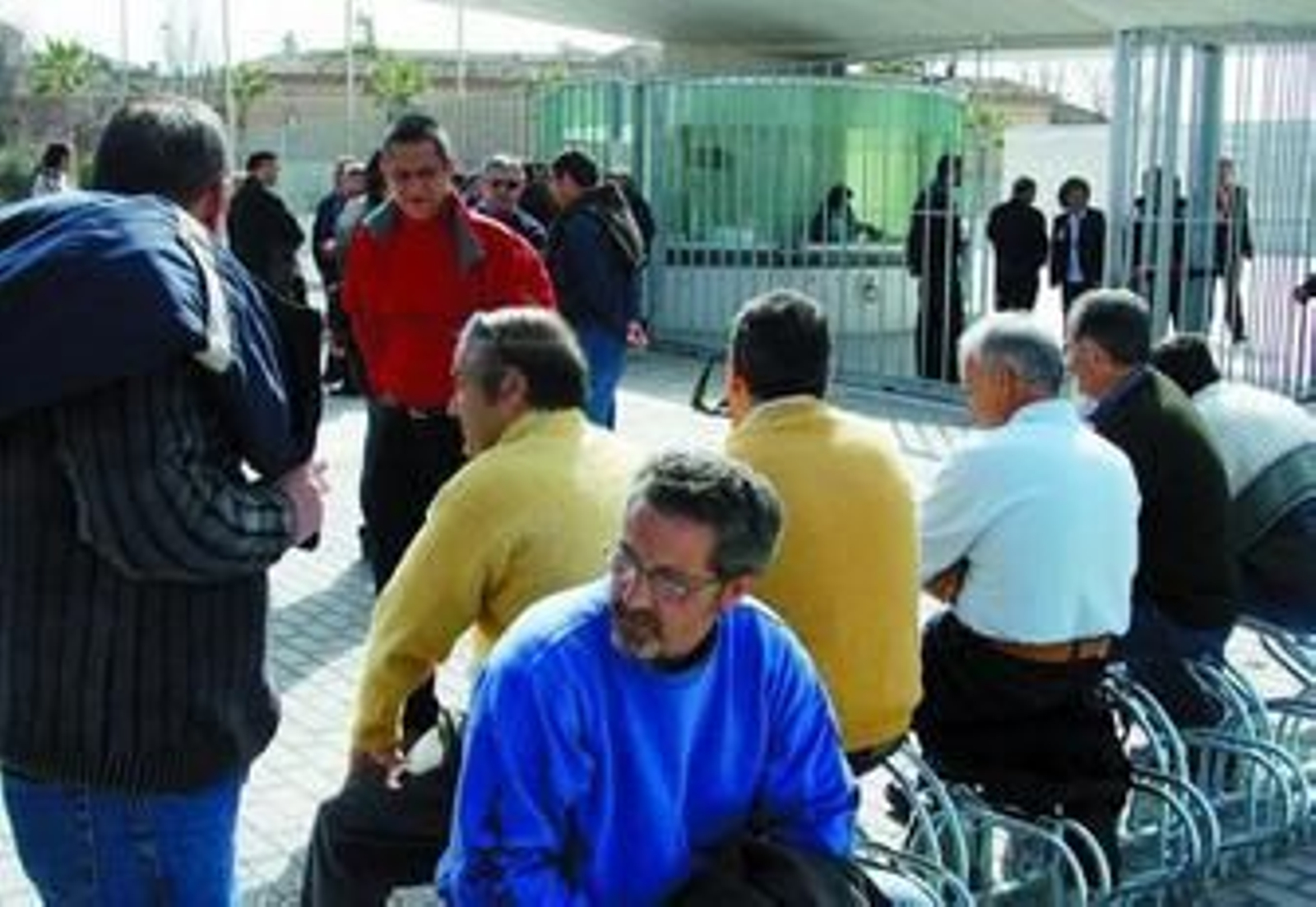 Los trabajadores finalmente desistieron de encerrarse indefinidamente en la sede de Diputación.
