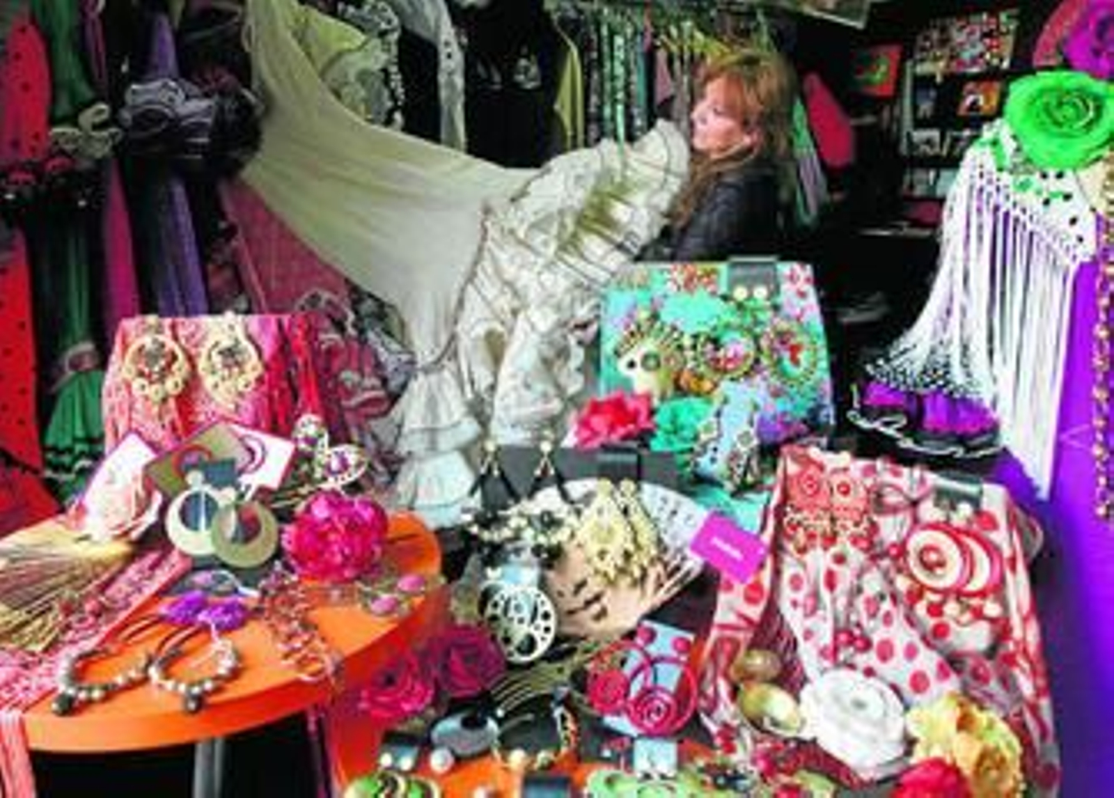 La dependienta de Trinitrán muestra el amplio catálogo de artículos con el que cuentan.