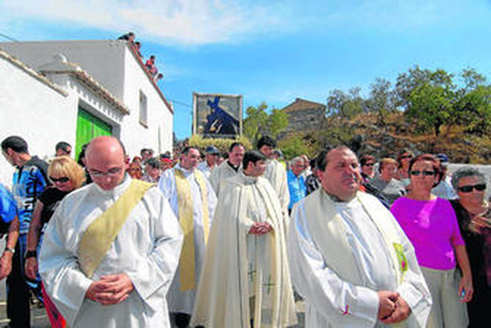 Los párrocos de la comarca, en la procesión.