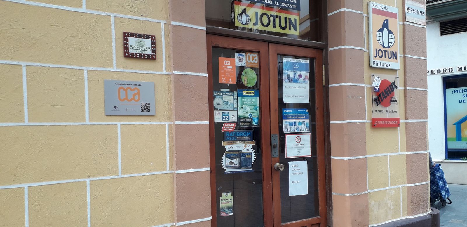 Una imagen de la Droguería Roque, cerrada en la mañana de este jueves.