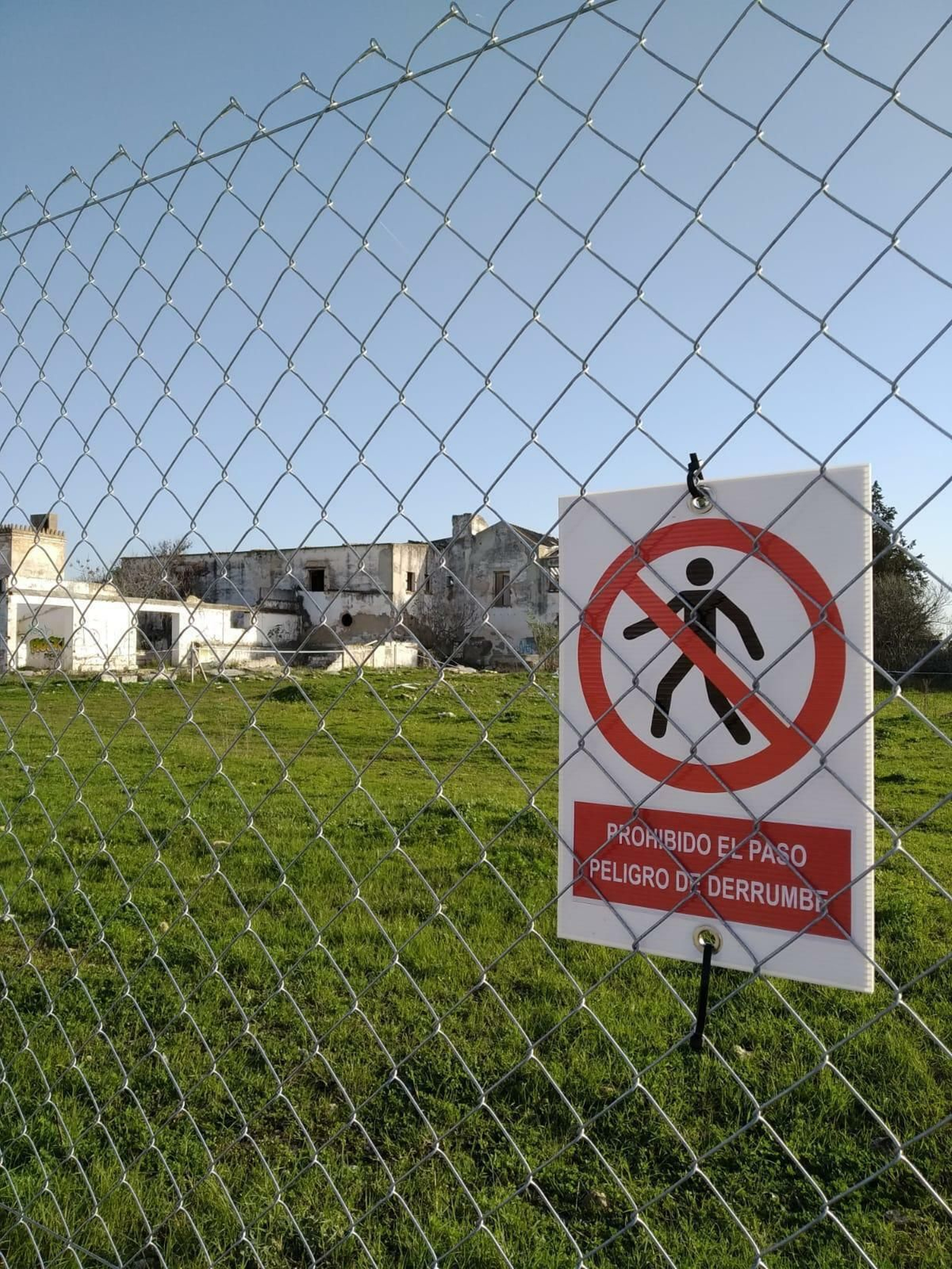 Un cartel junto al nuevo vallado advierte ahora del "peligro de derrumbe".