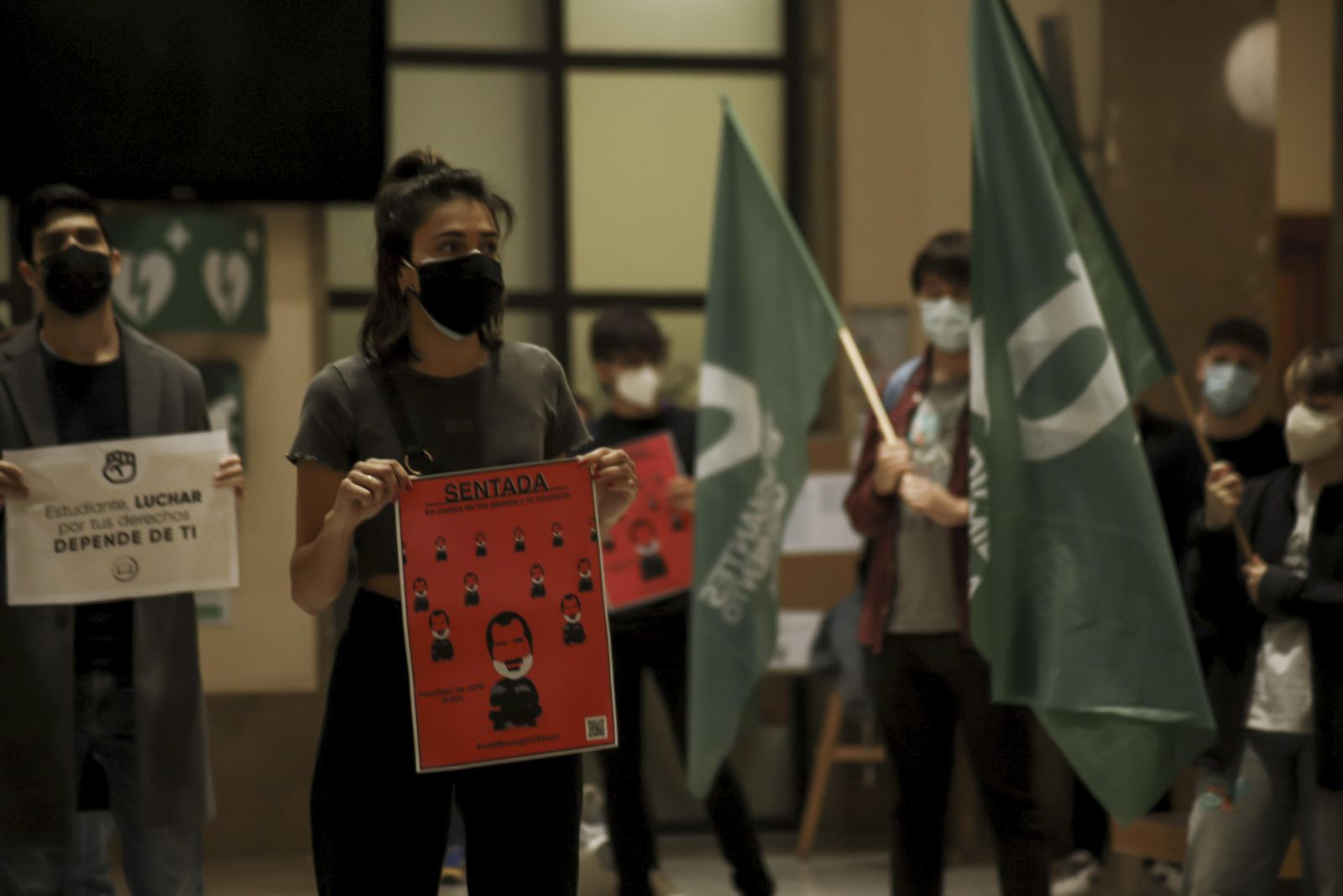 Sentada y pegada de carteles contra la "mala praxis" de un profesor de la UGR