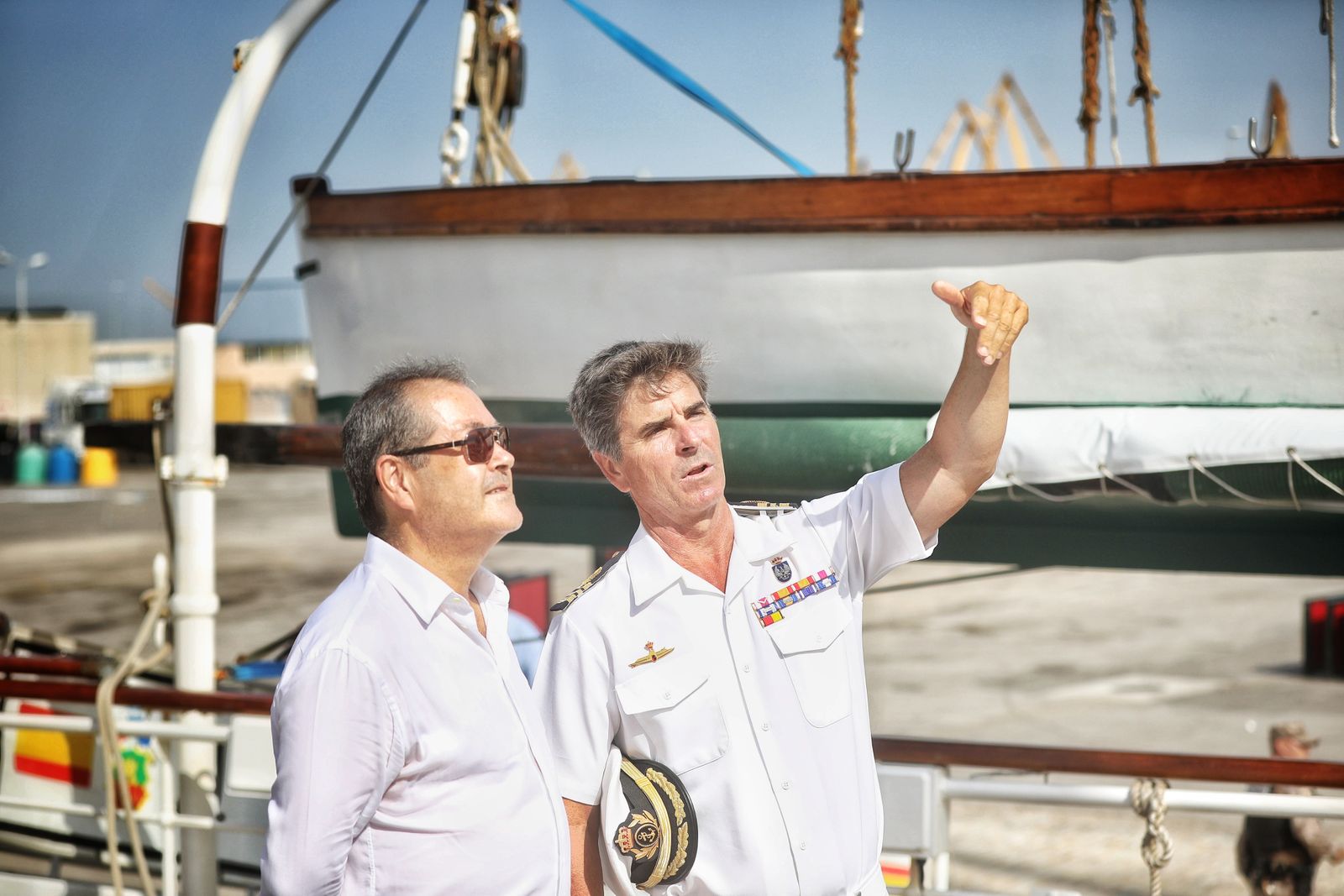 González Byass recibe en el 'Elcano' su Tío Pepe Estrella de los Mares