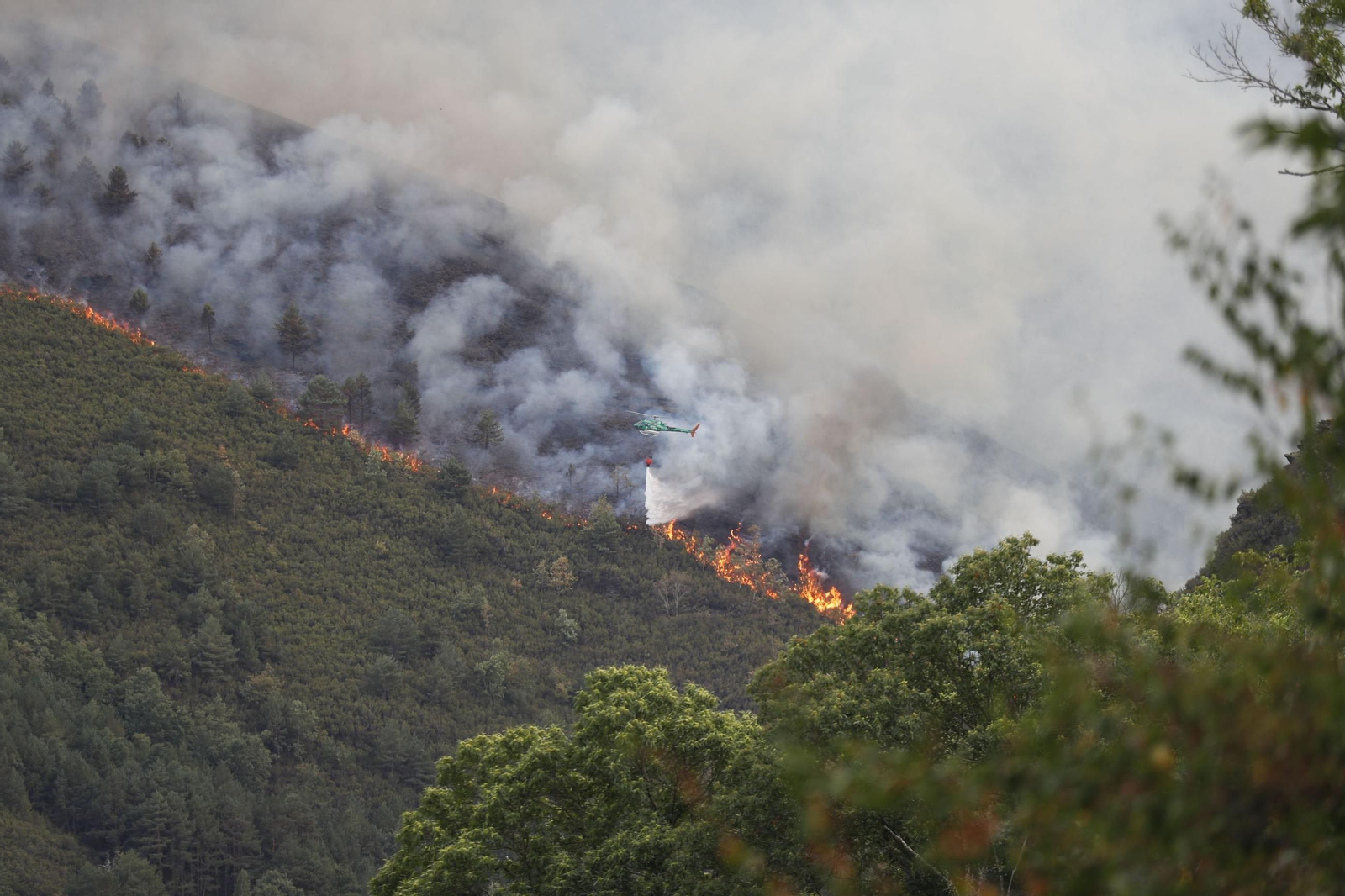 Un helicóptero durante uno de los incendios de este verano en el noroeste de España.
