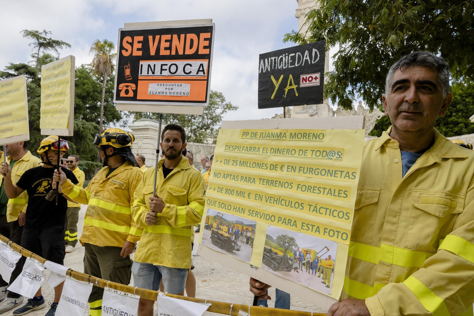 Las imágenes de la manifestación de bomberos y miembros del Infoca en la plaza de España
