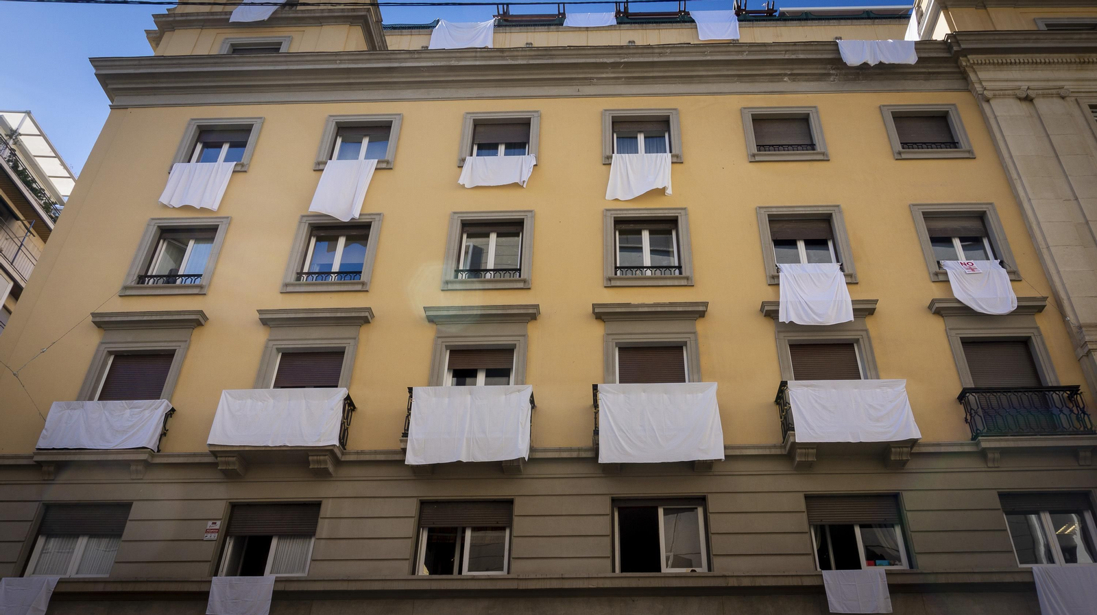 Fotos: Calle Ganivet de Granada vestida con sábanas blancas como protesta vecinal por los ruidos