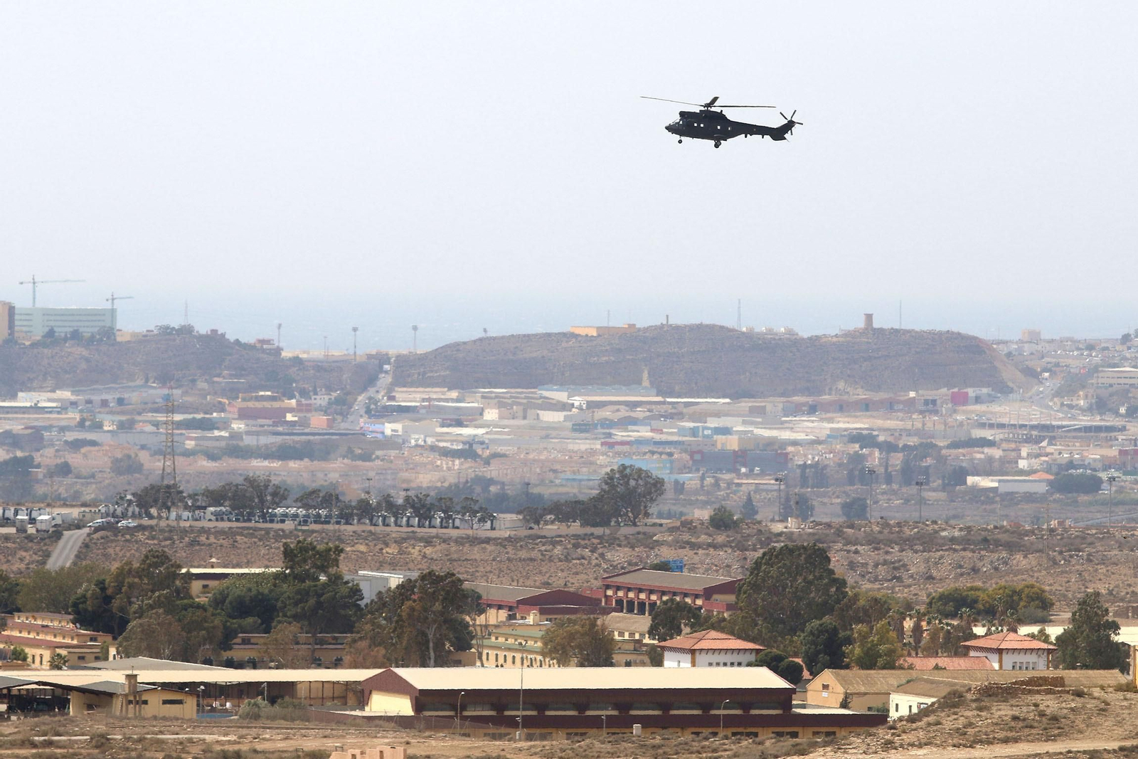 Imágenes de la visita de la ministra de Defensa a la base militar de Viator