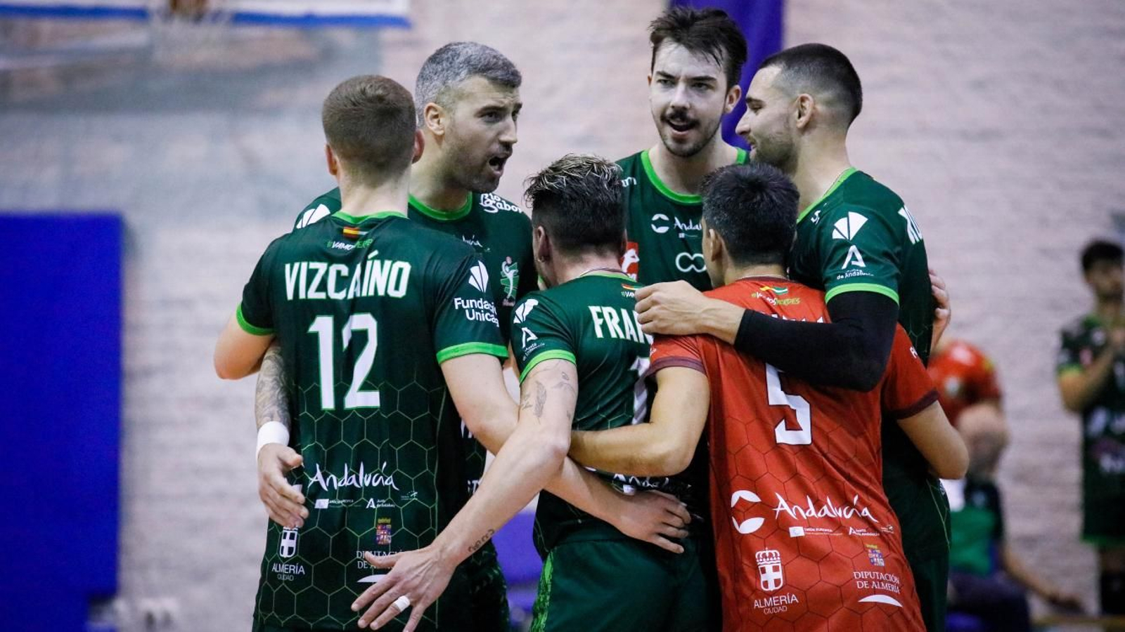 Los jugadores ahorradores celebran uno de los puntos de este duelo.