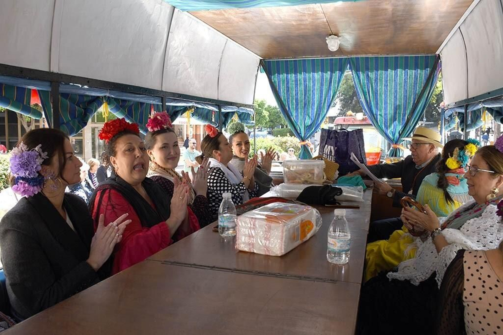 Imágenes de los peregrinos de la Hermandad de Emigrantes en su salida por las calles de Huelva