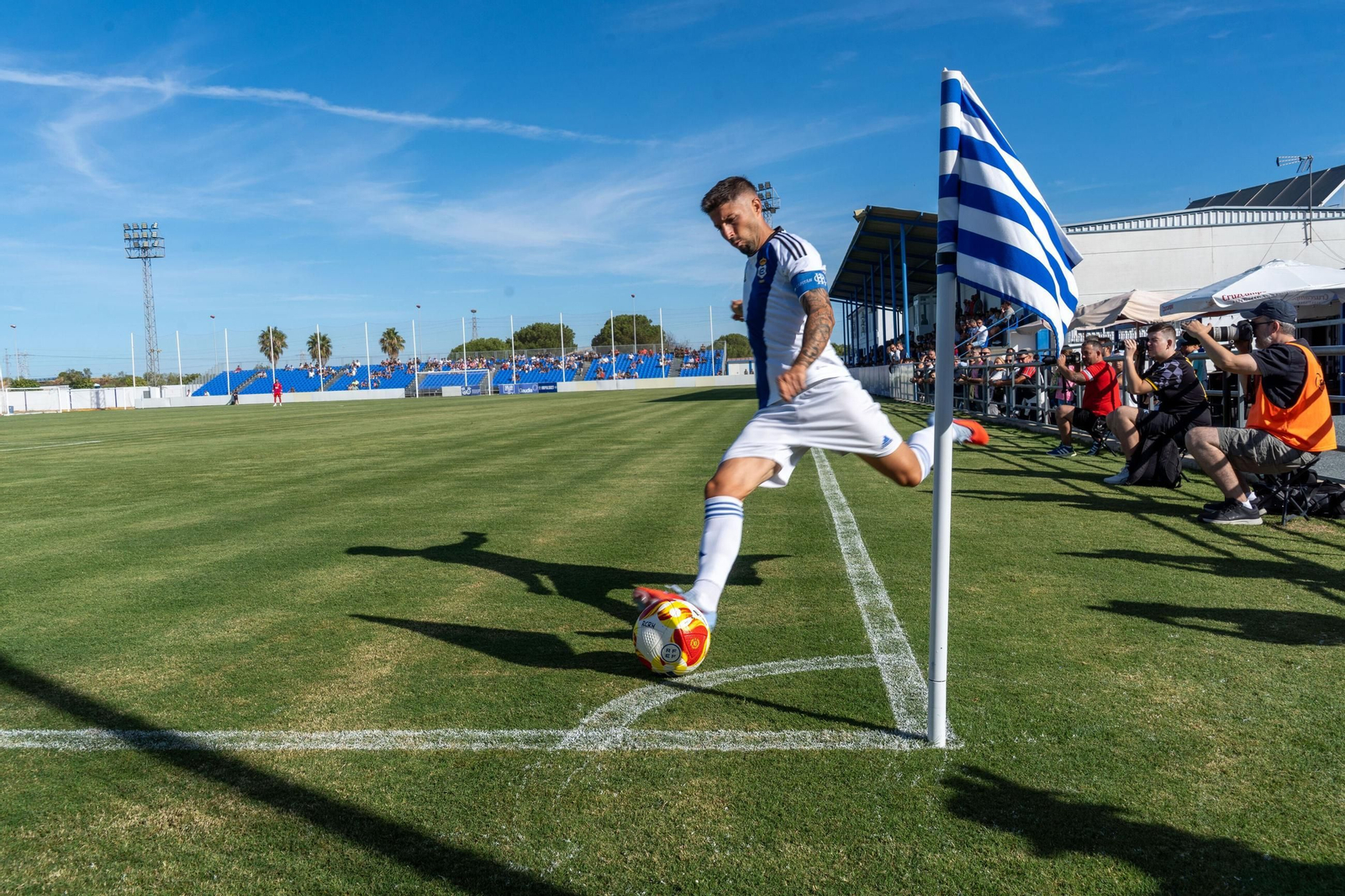 Antonio Domínguez procede a lanzar un saque de esquina.