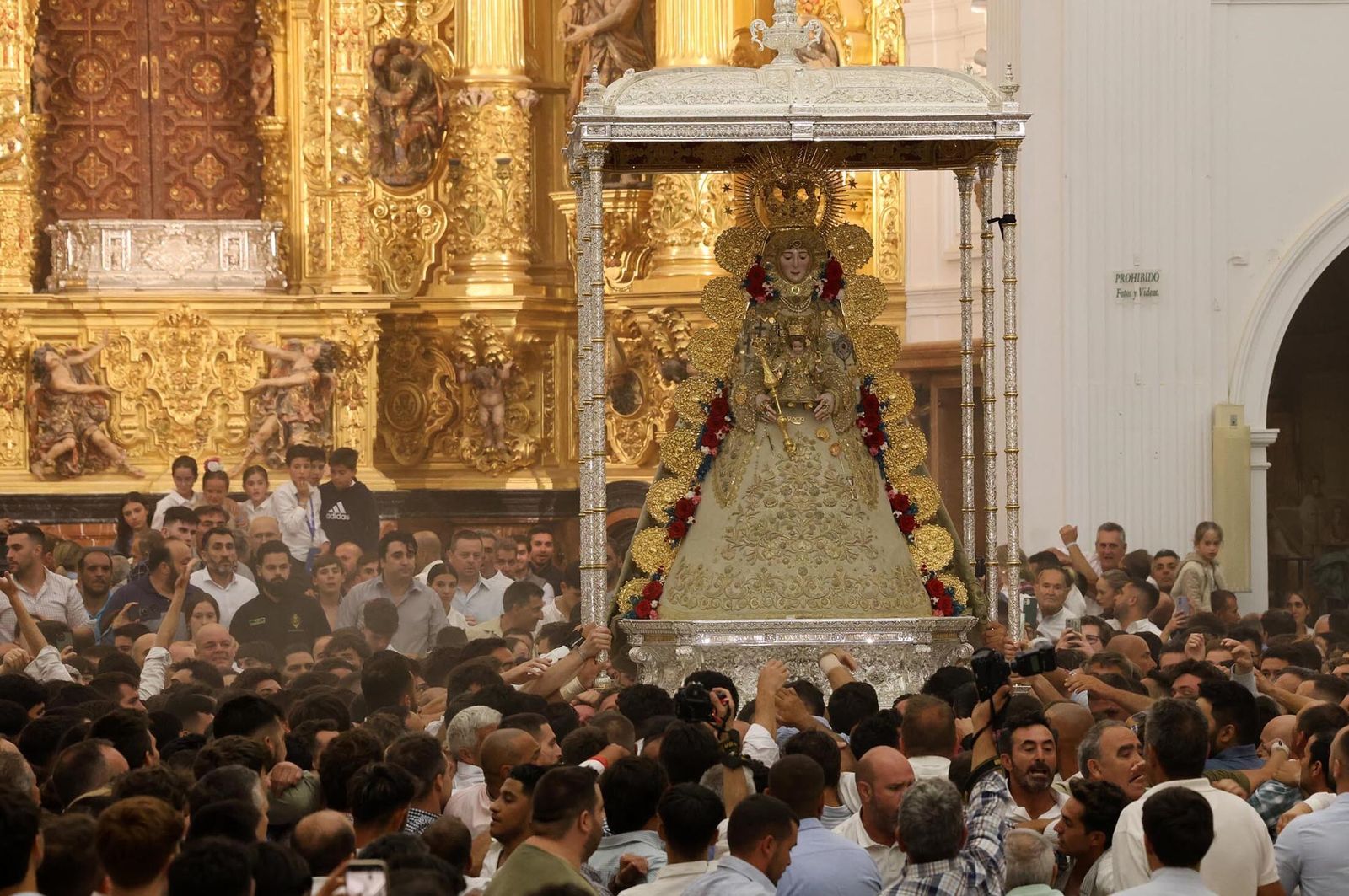 Imágenes de la procesión de la Virgen del Rocío y visita a la casa de Hermandad de Jerez