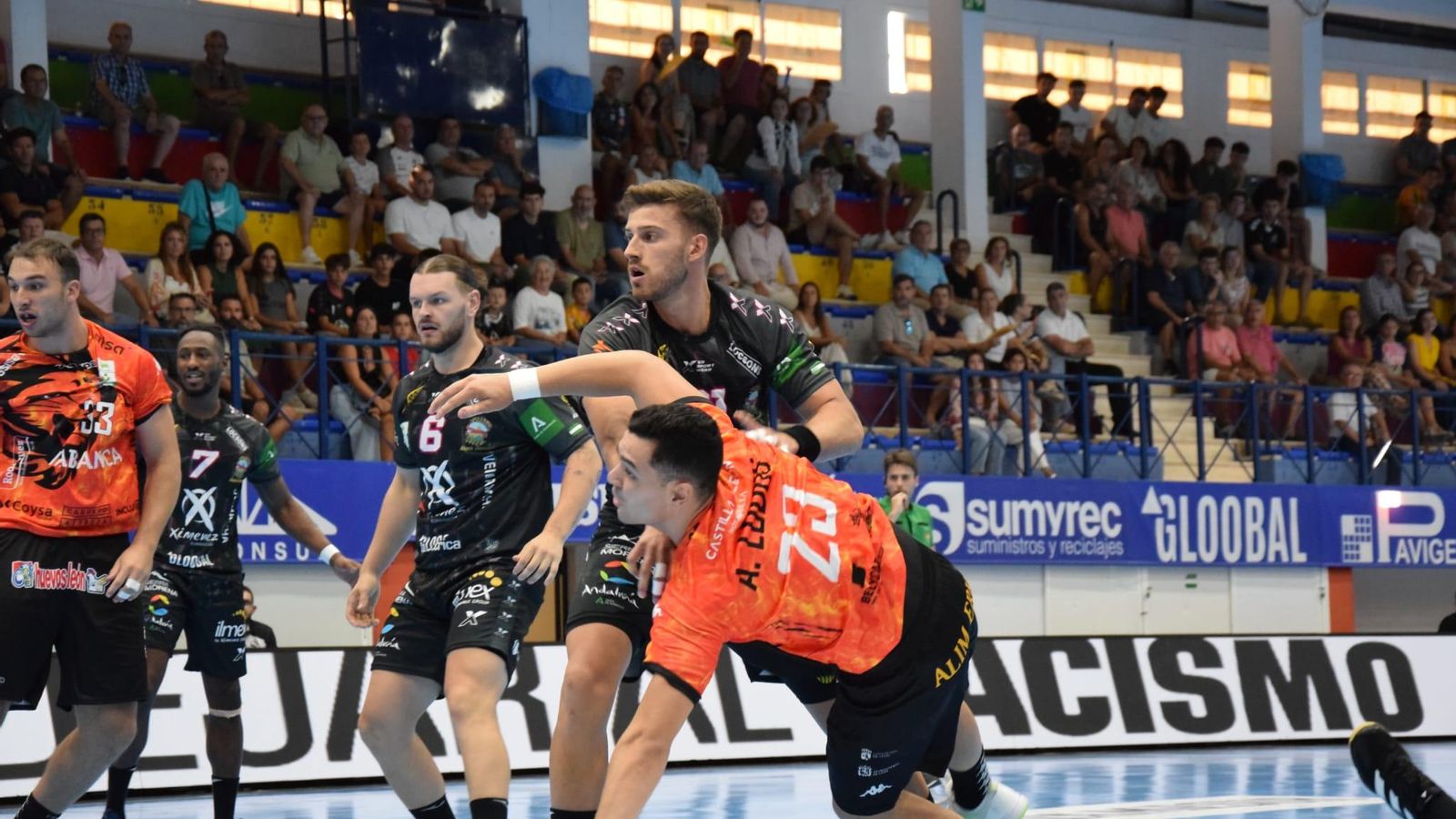 Lance del partido entre el Ximénez y el Ademar León.