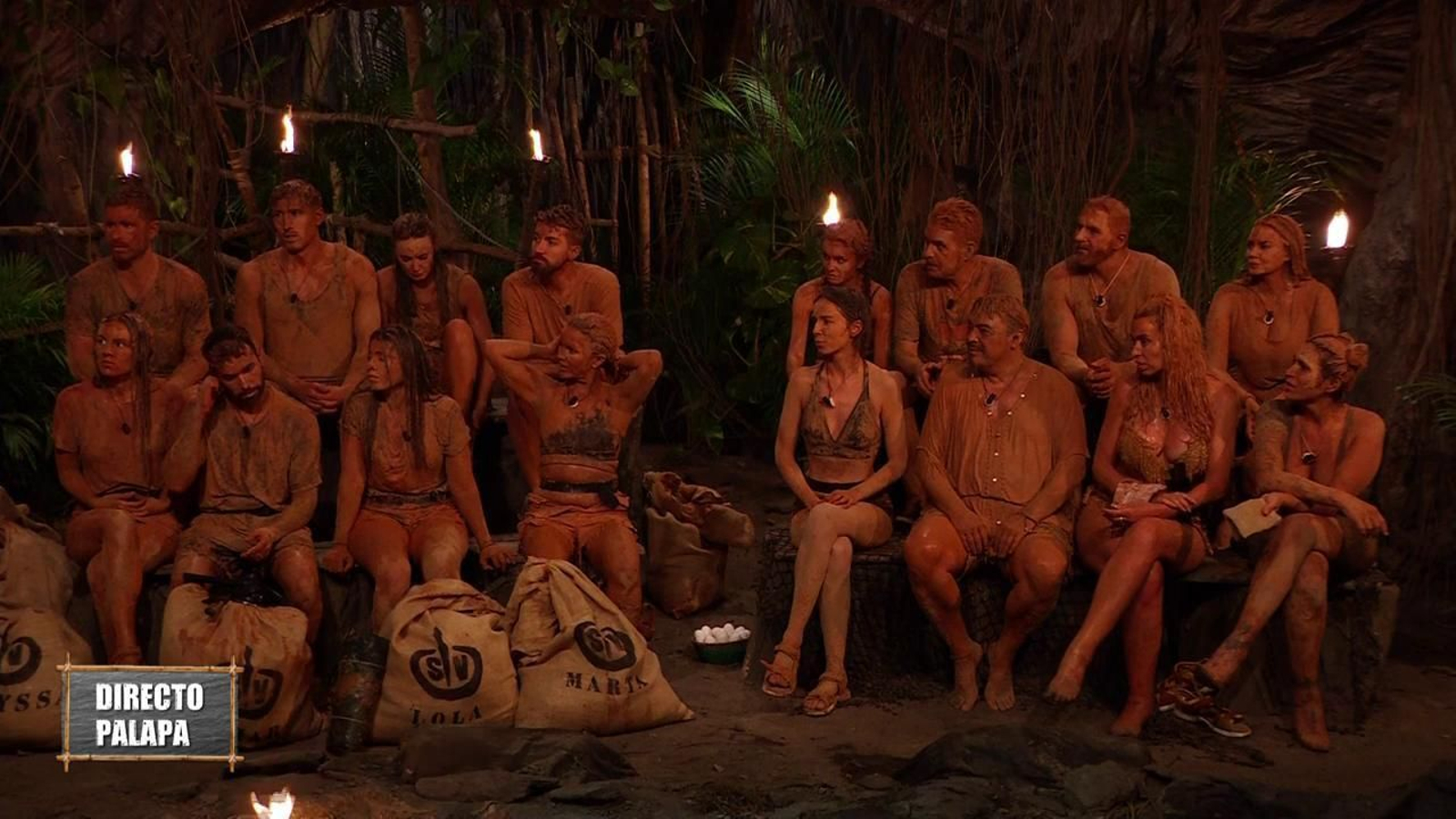 Los 16 participantes, debidamente embarrados, en la palapa de las nominaciones