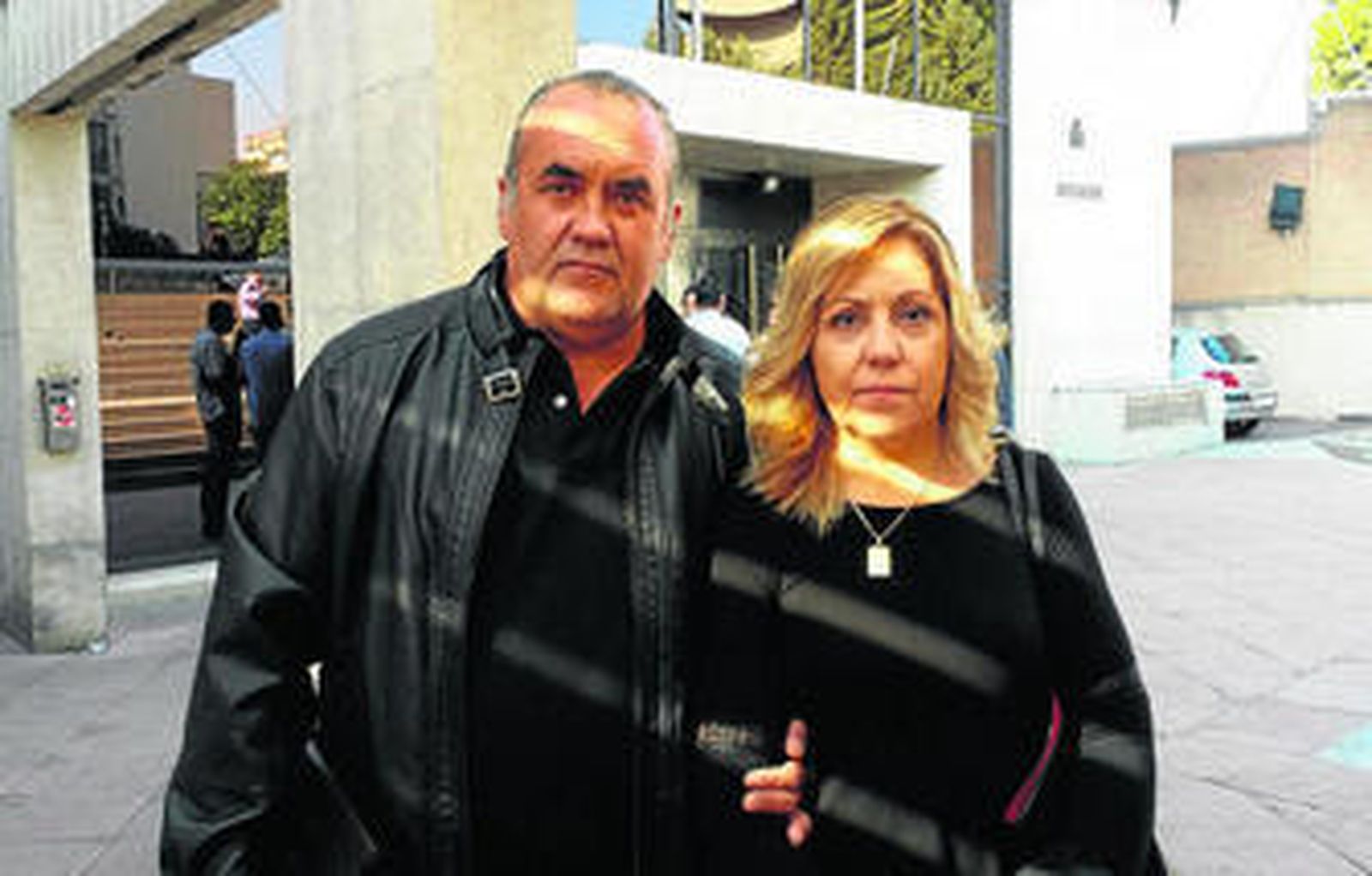 Francisco y Encarni, los padres del menor, ayer en los juzgados, tras conocer el desenlace del caso.