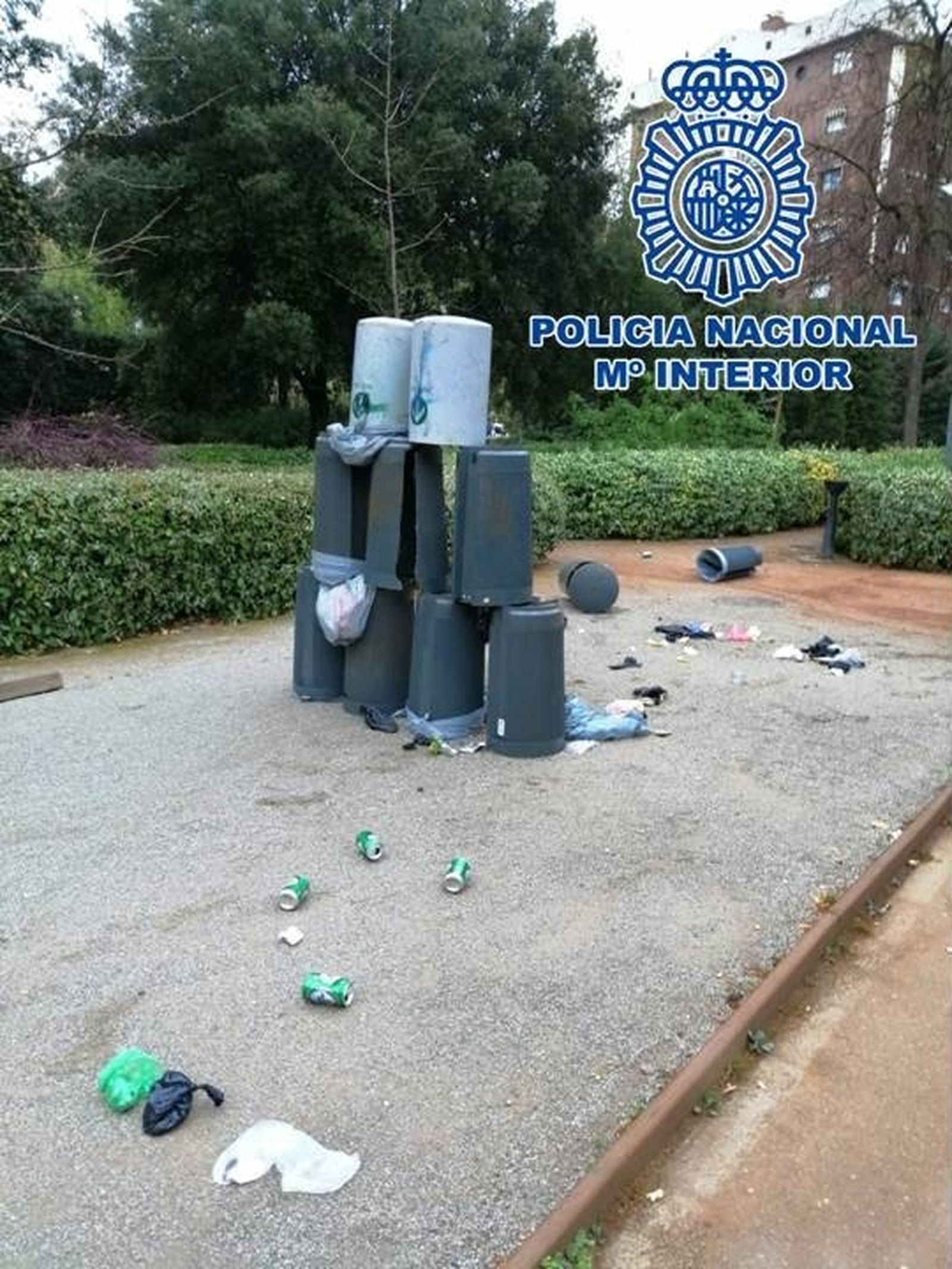 Las papeleras rotas en un parque del Zaidín