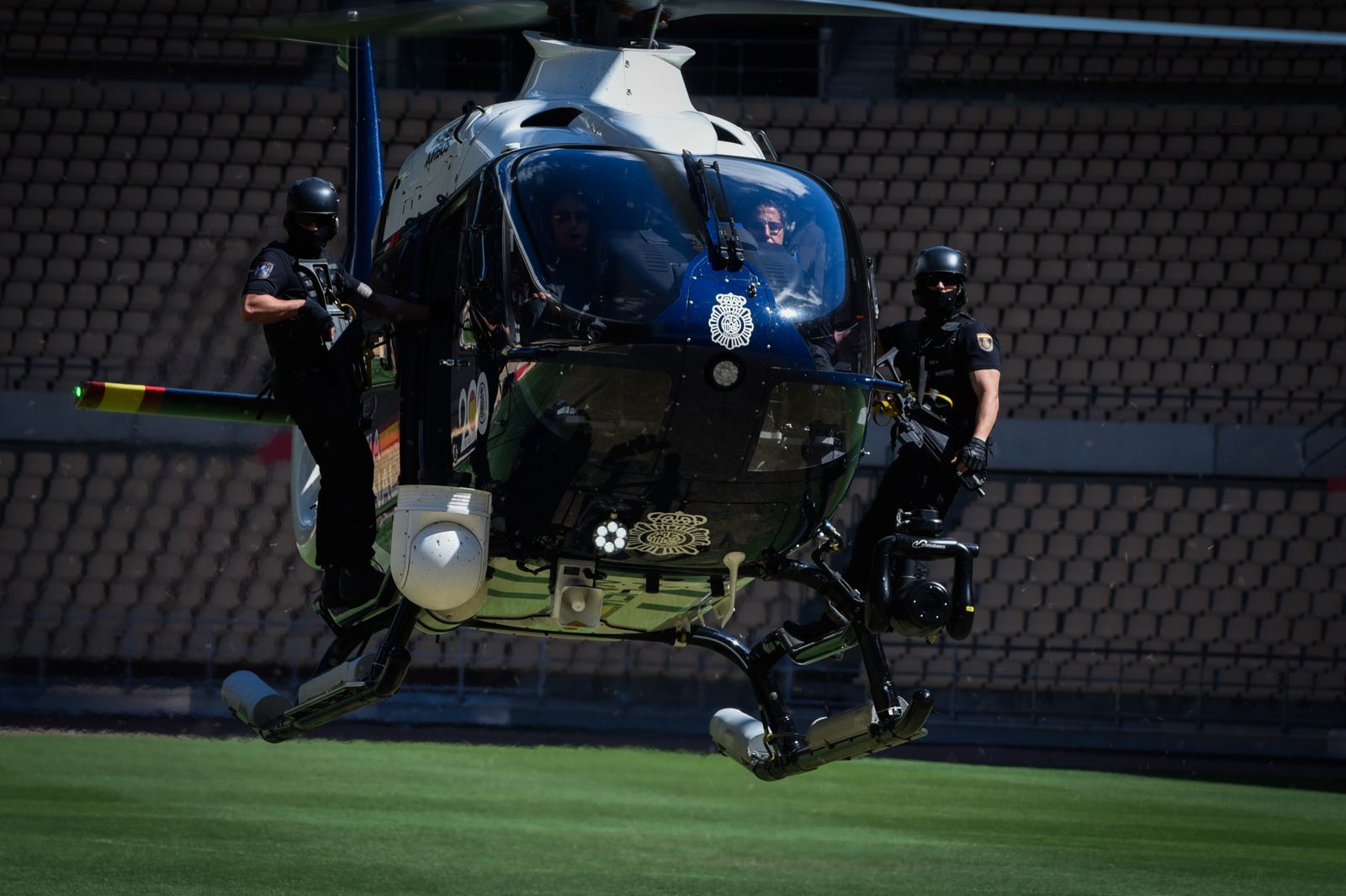 La exhibición policial con participación de la Unidad Aérea, Guías Caninos y Caballería, en imágenes