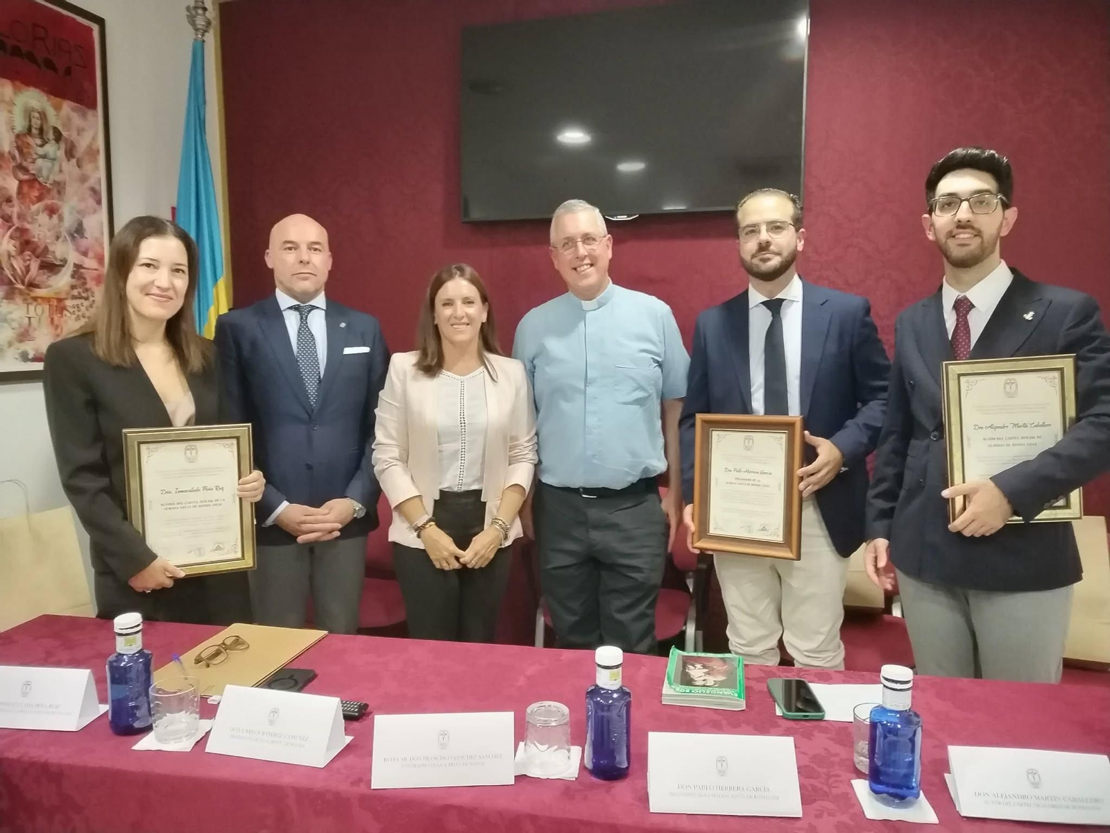 Inmaculada Peña, a la izquierda, junto a miembros de la Agrupación y la delegada de Cultura de Ronda.