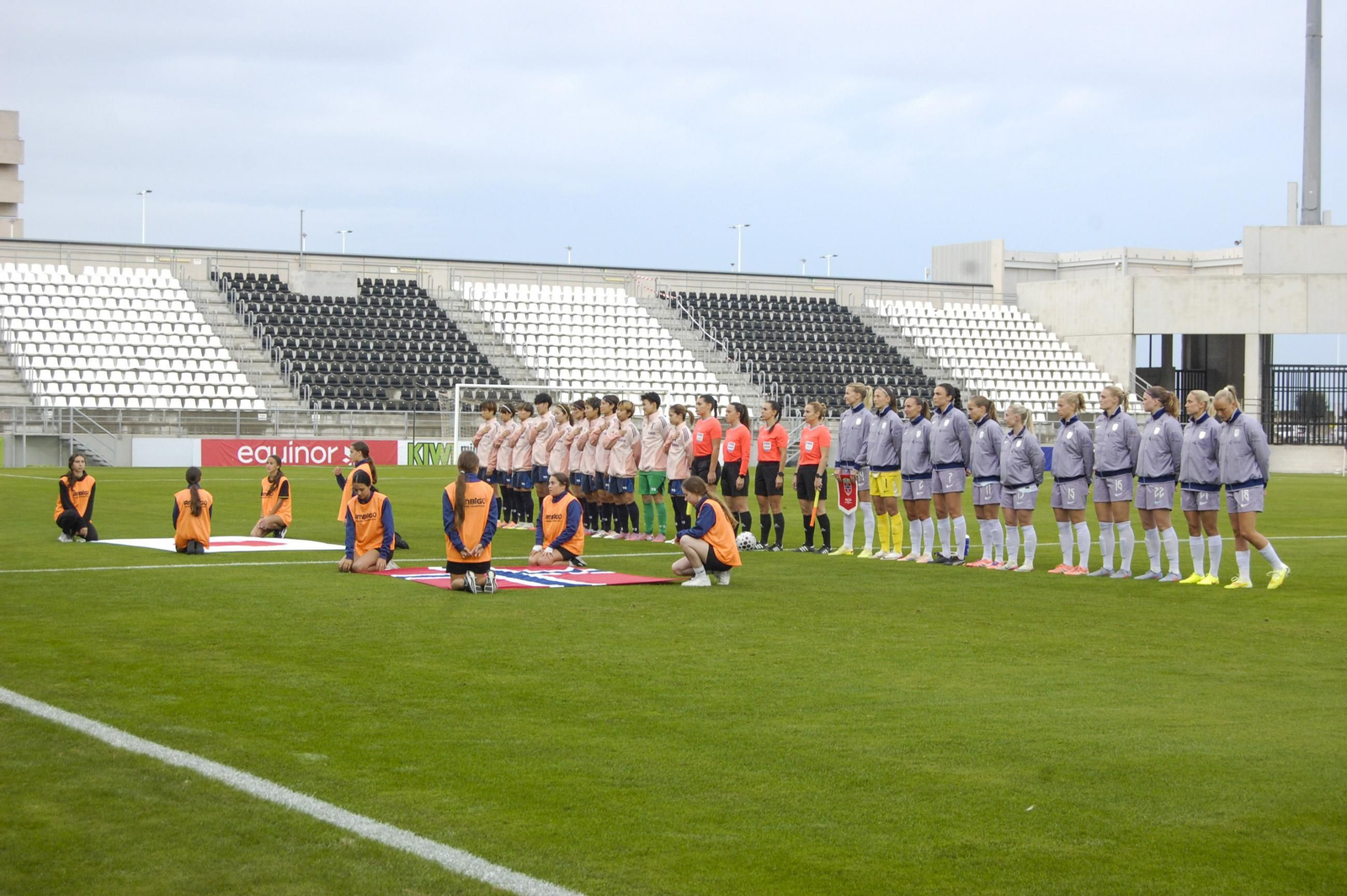 Las fotos del partido amistoso entre las selecciones femeninas de fútbol de Noruega y Japón en La Línea