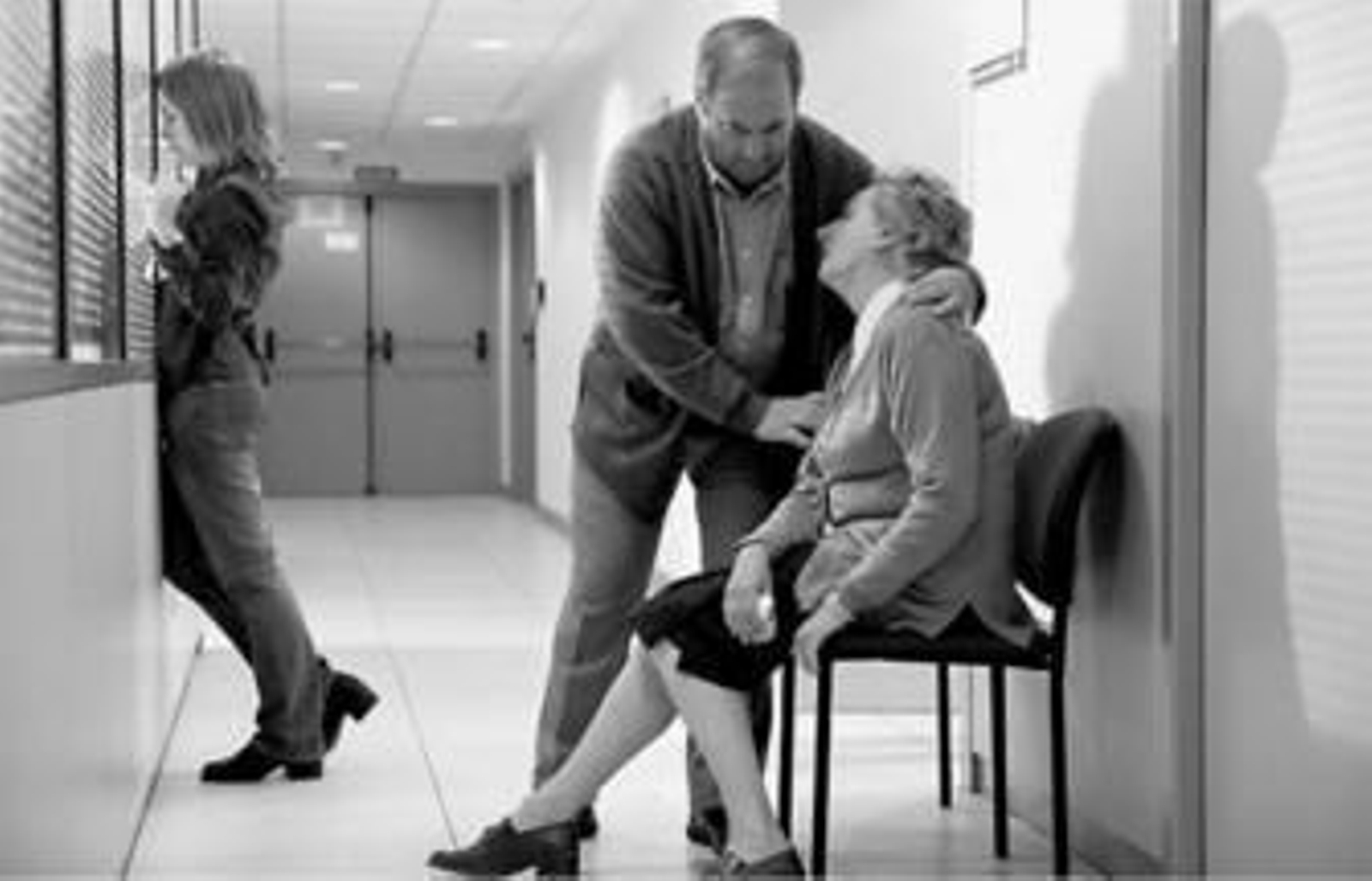 1. Escena de 'La hija del capitán', uno de los últimos trabajos del guionista recientemente fallecido Rafael Azcona.  2. 'El tesoro' de Manuel Martín Cuenca es una de las once cintas que competirán por el premio del público y el de la crítica . 3. '48 horas'  es una miniserie dirigida por Manuel Estudillo y que recuerda el secuestro de Miguel Ángel Blanco por la banda ETA. Se proyectará el sábado, jornada de clausura.