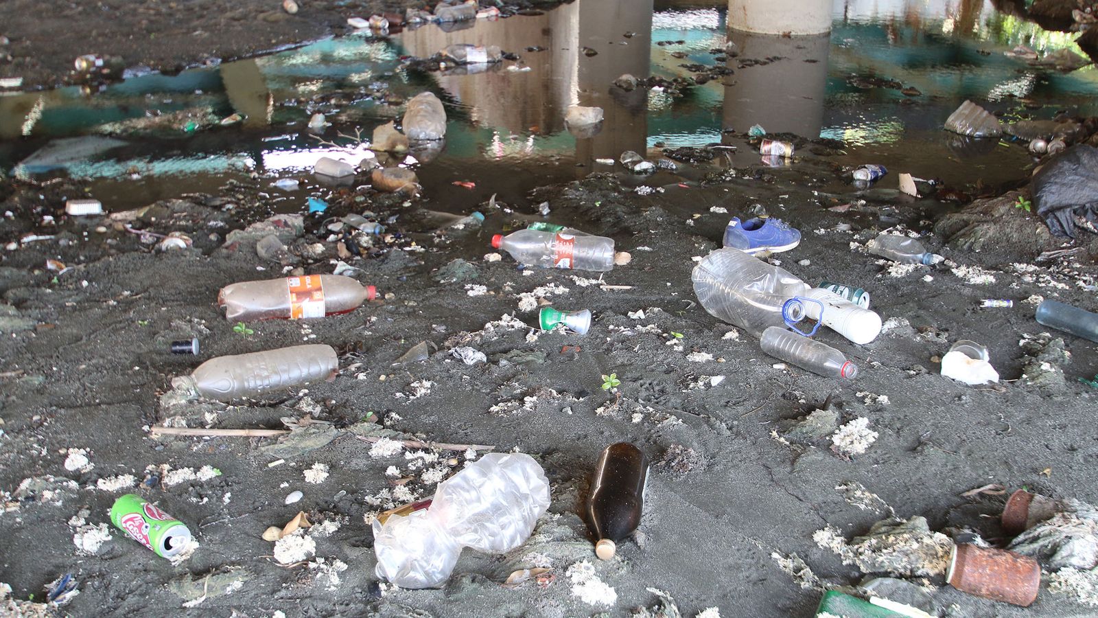 Basura acumulada en la desembocadura de La Rambla.