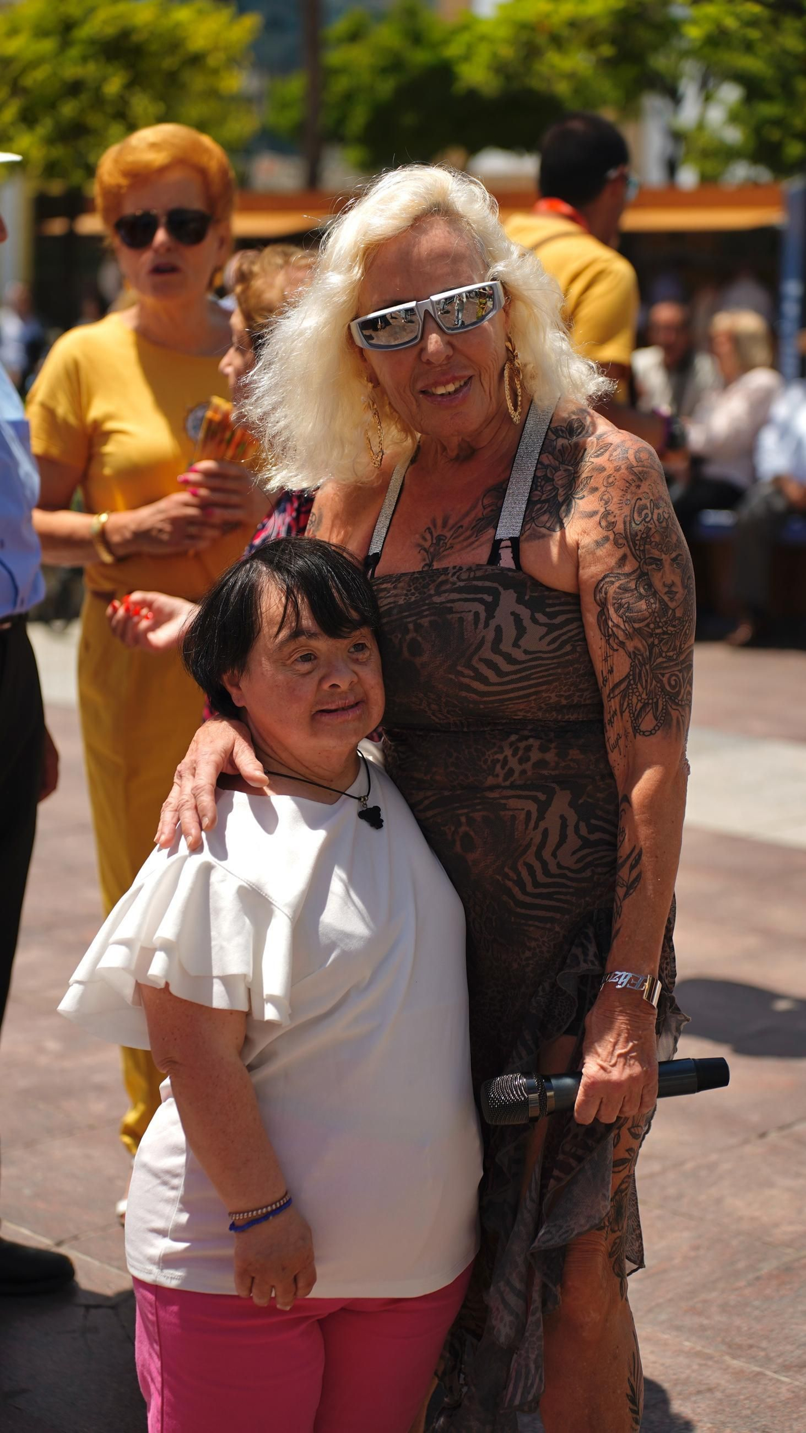 Muchas personas se reunen en la Plaza Alta, bailando y comiendo paella junto a la Feria de los Parques Naturales de Cádiz