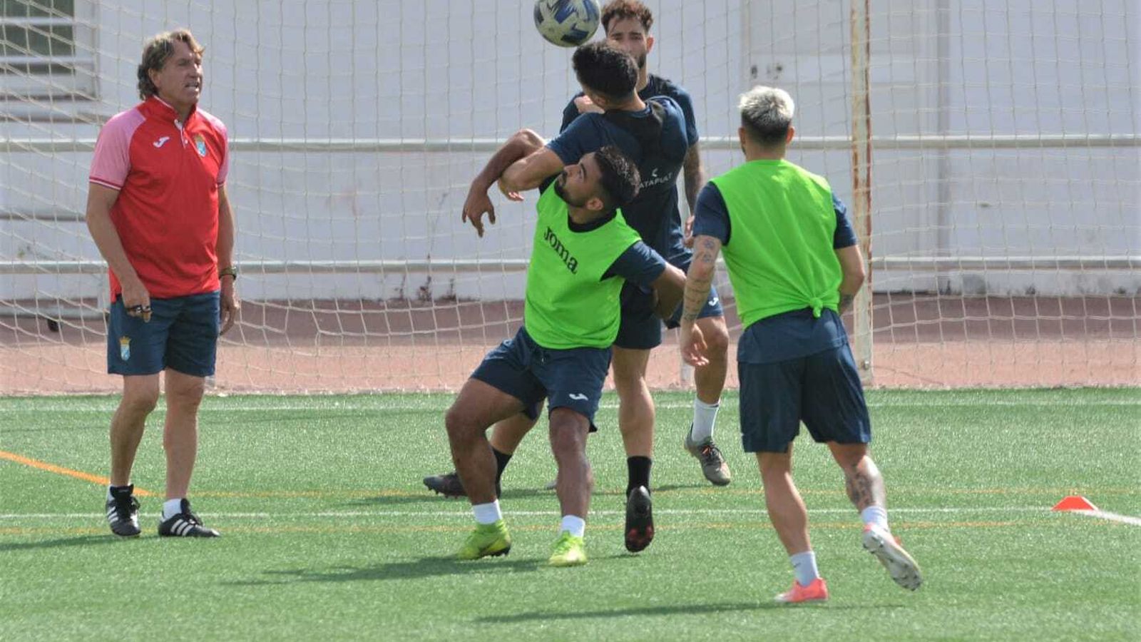 Esteban observa un lance entre Palacios, Joselito y Pato.