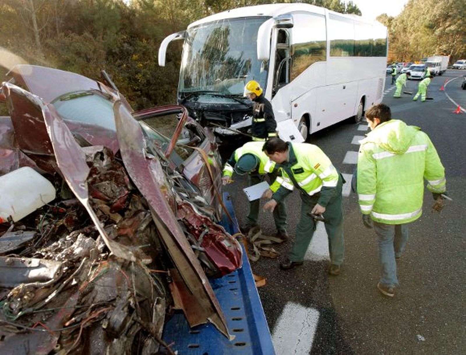 Mueren tres jóvenes tras chocar un turismo y un autobús en Pontevedra