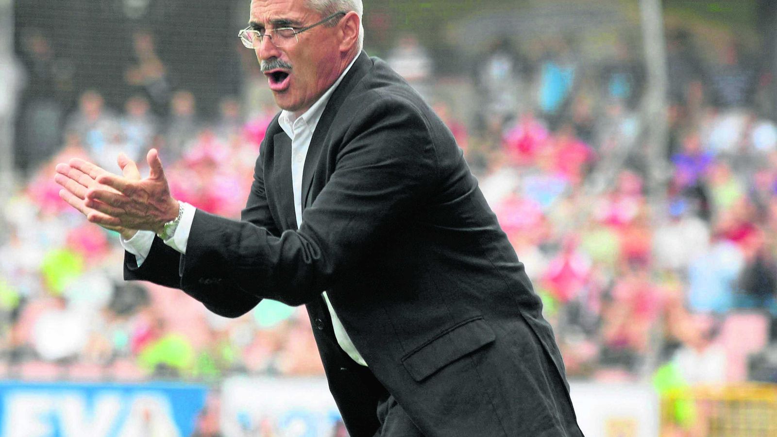 Fabri aplaude a sus jugadores en la temporada de 2011 en Segunda.