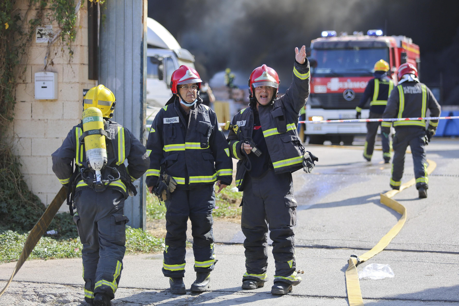 El incendio en el polígono Guadalhorce de Málaga, en fotos