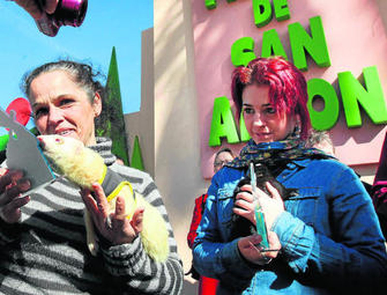 Dos mujeres con sus mascotas en la pasada edición de San Antón.