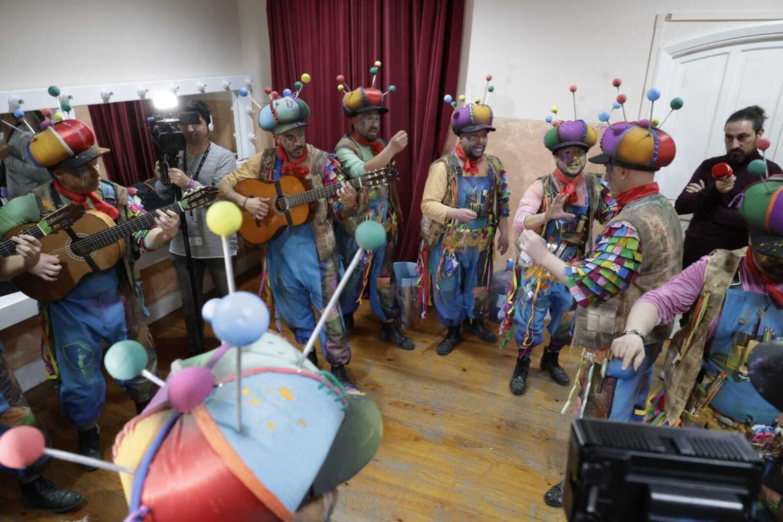23:30 h. Comparsa 'Los carnavaleros' en camerinos.