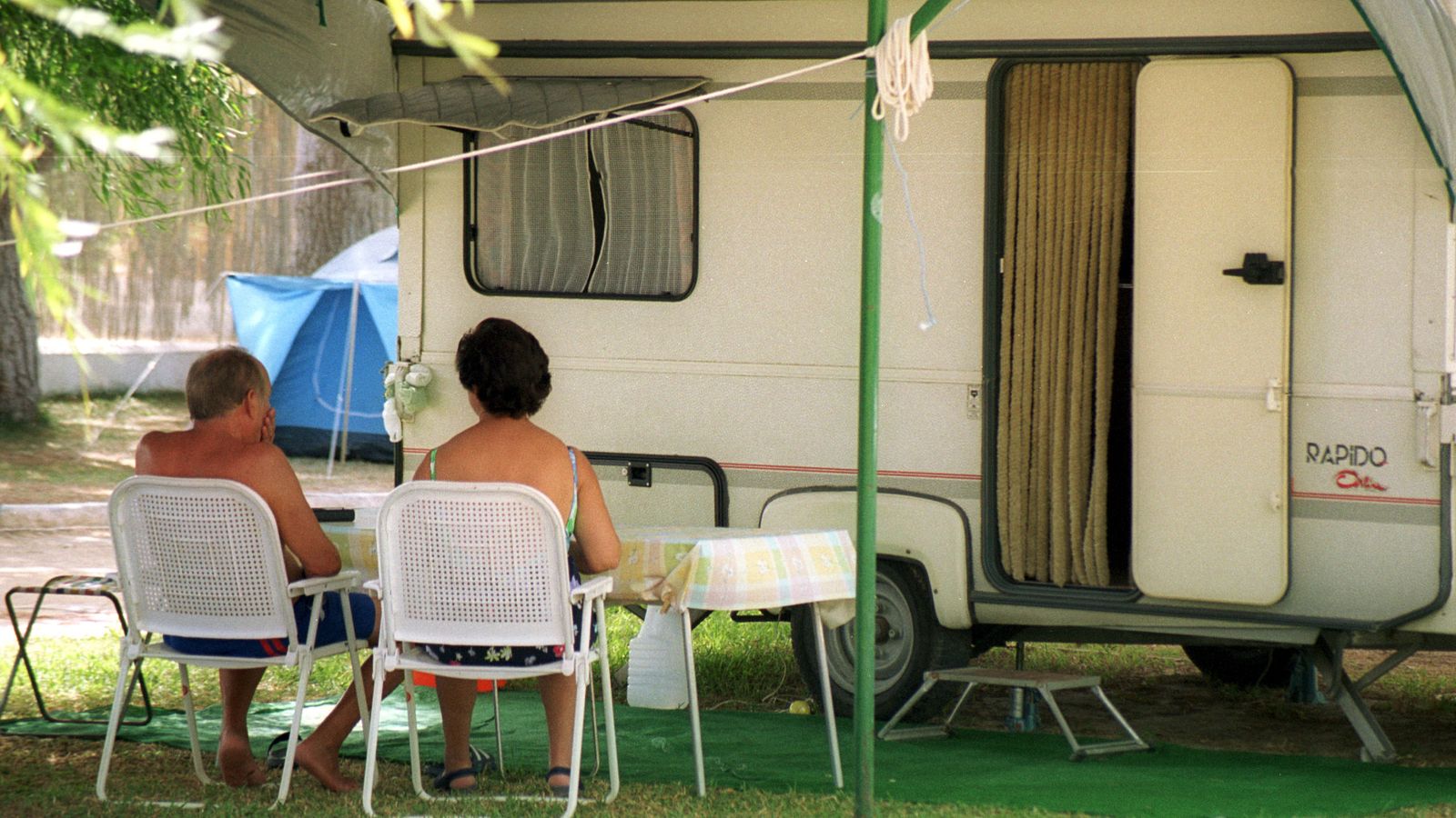 Imagen de archivo de una pareja de camping
